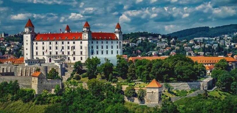 voditeli-sluzhb-taksi-bolt-uber-v-slovakiyu-big-0